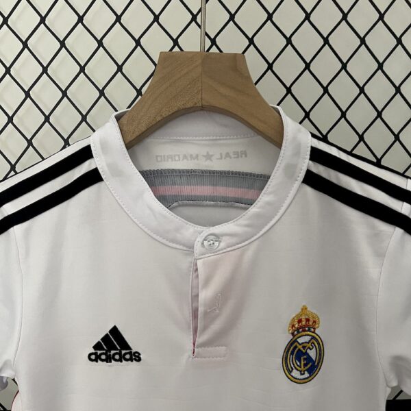 Real Madrid 2014/15 Home Kids Retro Jersey And Shorts - Image 7