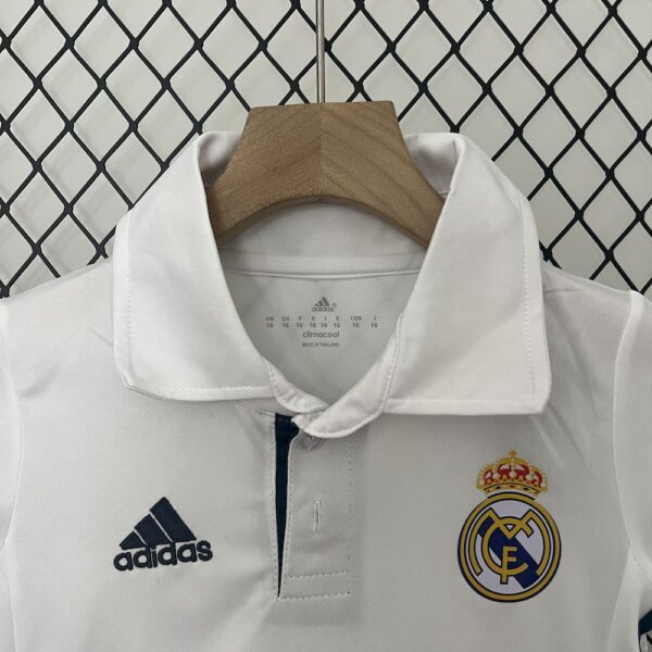 Real Madrid 2016/17 Home Kids Retro Jersey And Shorts - Image 7