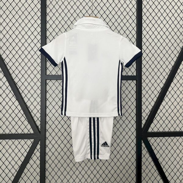 Real Madrid 2016/17 Home Kids Retro Jersey And Shorts - Image 2