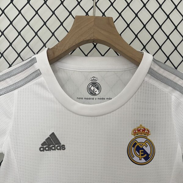 Real Madrid 2015/16 Home Kids Retro Jersey And Shorts - Image 7