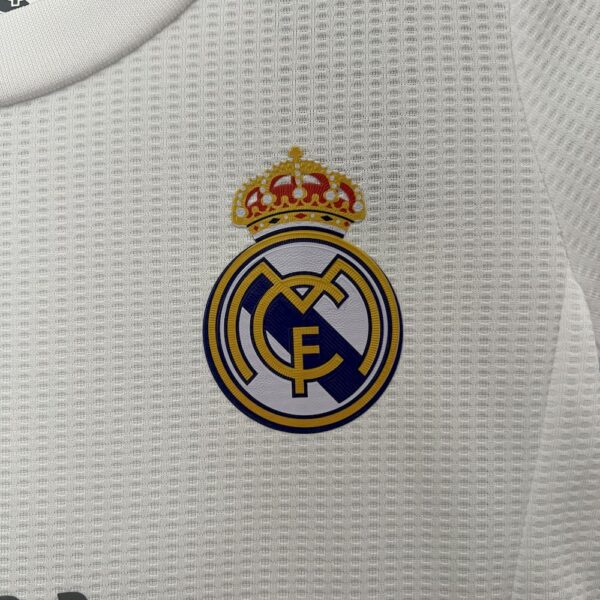 Real Madrid 2015/16 Home Kids Retro Jersey And Shorts - Image 3