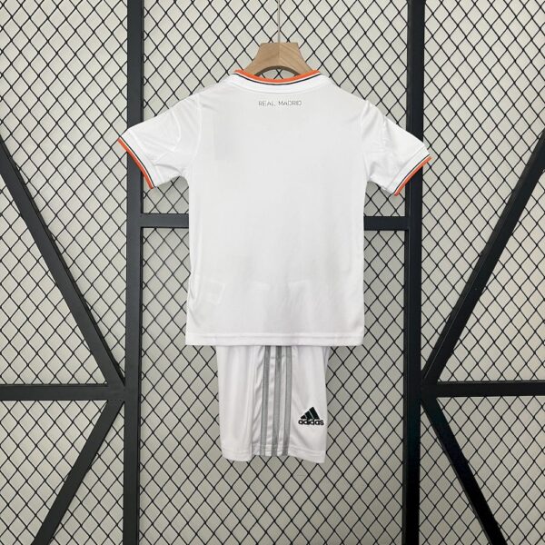 Real Madrid 2013/14Home Kids Retro Jersey And Shorts - Image 2