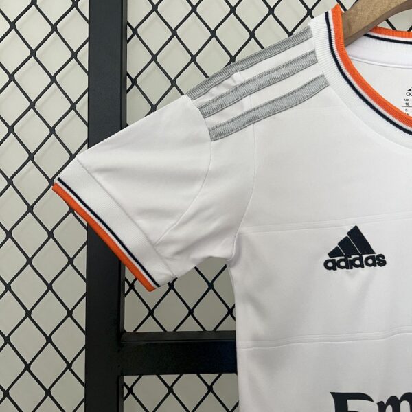 Real Madrid 2013/14Home Kids Retro Jersey And Shorts - Image 7