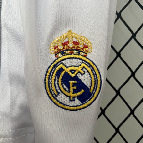 Real Madrid 2013/14Home Kids Retro Jersey And Shorts - Image 6