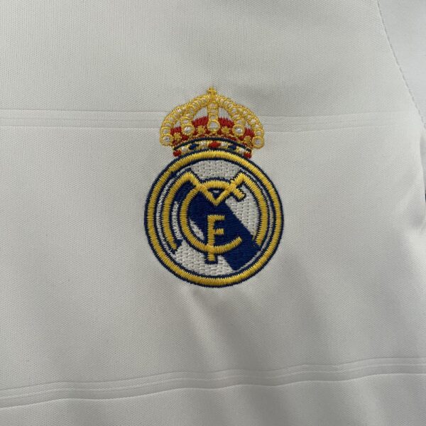Real Madrid 2013/14Home Kids Retro Jersey And Shorts - Image 5