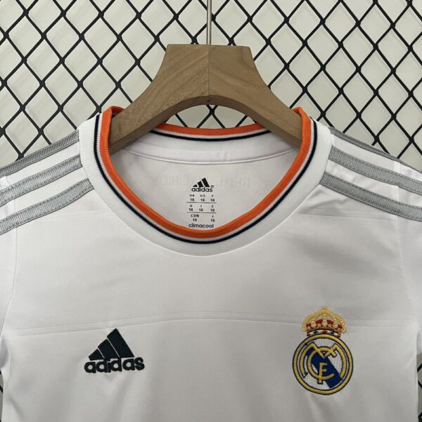Real Madrid 2013/14Home Kids Retro Jersey And Shorts - Image 4