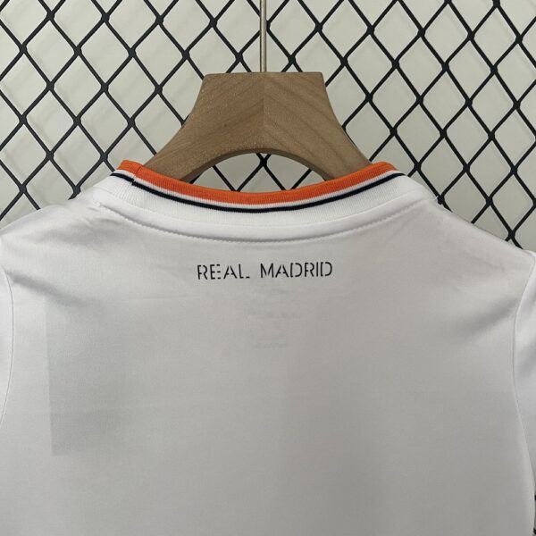 Real Madrid 2013/14Home Kids Retro Jersey And Shorts - Image 3