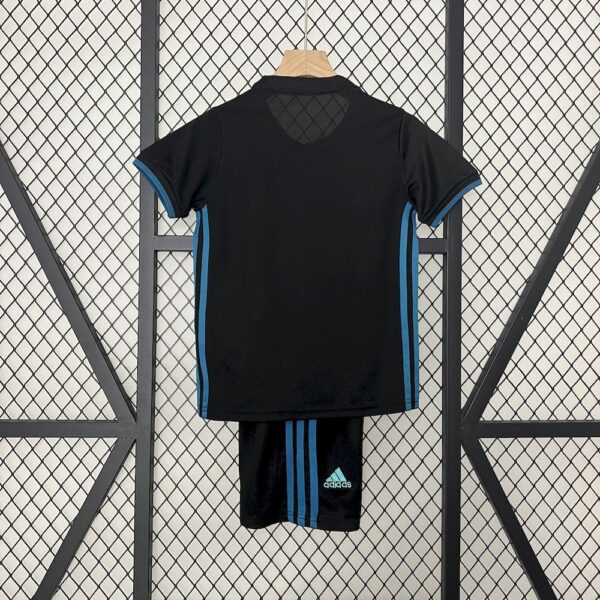 Real Madrid 2017/18 Away Kids Retro Jersey And Shorts - Image 2