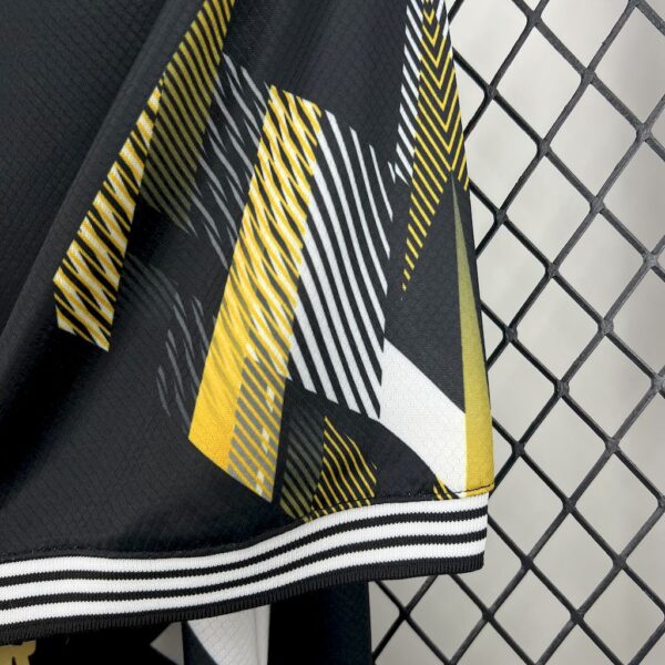Real Madrid 2025/26 Retro Special Edition Jersey - Image 4