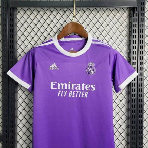 Real Madrid 2017/18 Away Kids Retro Jersey And Shorts - Image 2
