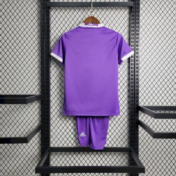 Real Madrid 2017/18 Away Kids Retro Jersey And Shorts - Image 6