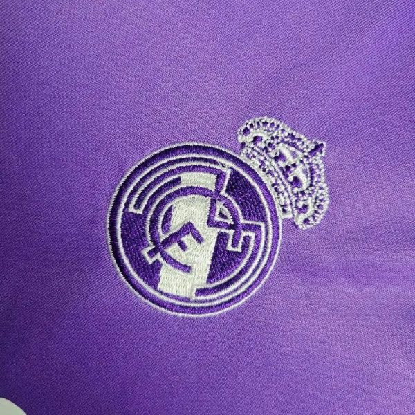 Real Madrid 2017/18 Away Kids Retro Jersey And Shorts - Image 3