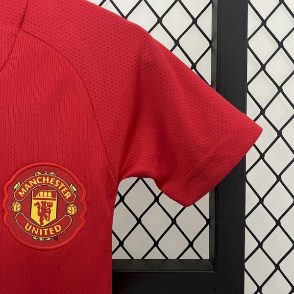 Manchester United 2007/08 Home Kids Retro Jersey And Shorts - Image 8