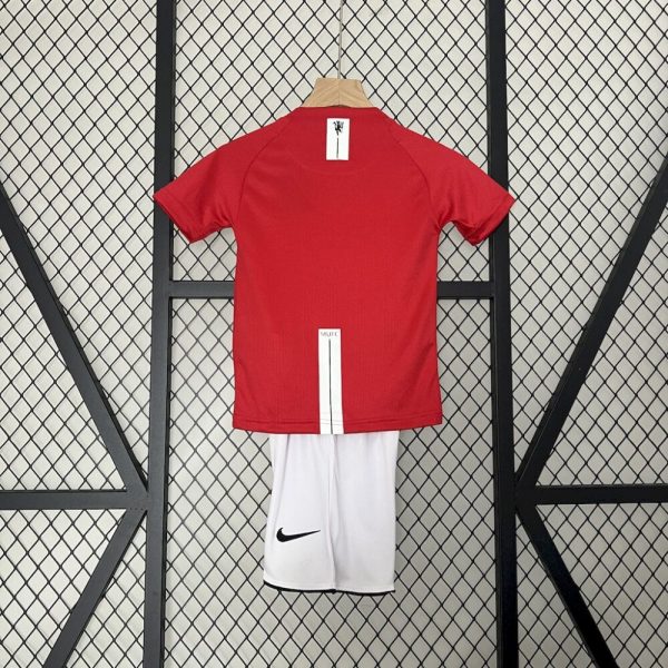 Manchester United 2007/08 Home Kids Retro Jersey And Shorts - Image 2