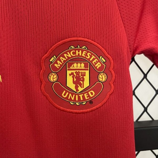 Manchester United 2007/08 Home Kids Retro Jersey And Shorts - Image 5