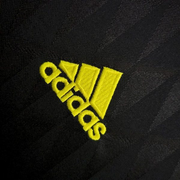 Liverpool 2010/11 Third Retro Jersey - Image 6
