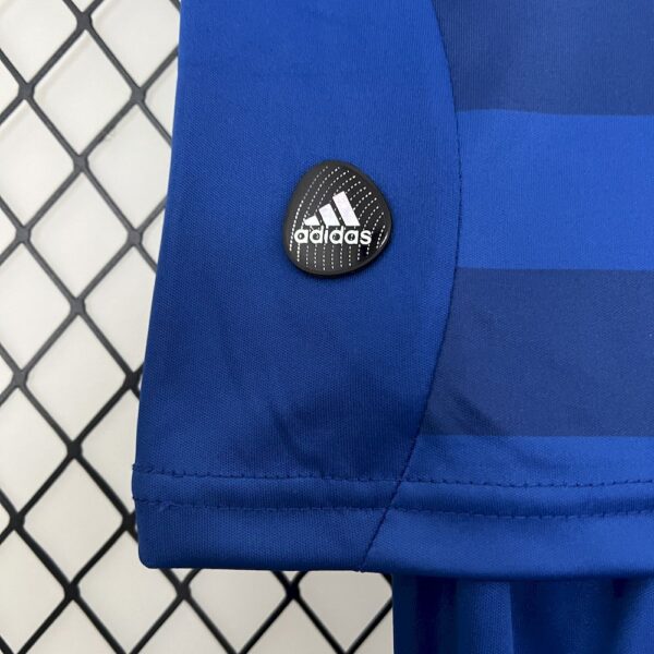 Chelsea 2011/12 Home Kids Retro Jersey And Shorts - Image 3