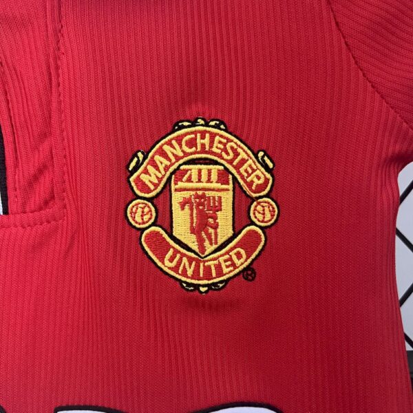 Manchester United 1998/99 Home Kids Retro Jersey And Shorts - Image 7