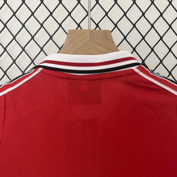 Manchester United 1998/99 Home Kids Retro Jersey And Shorts - Image 6