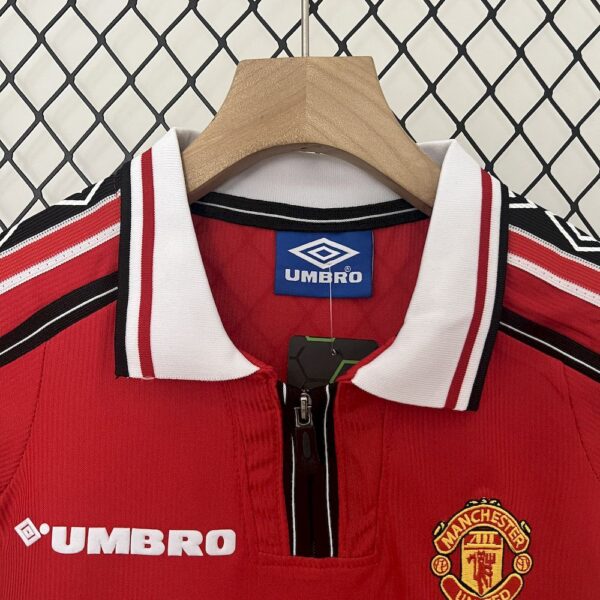 Manchester United 1998/99 Home Kids Retro Jersey And Shorts - Image 5