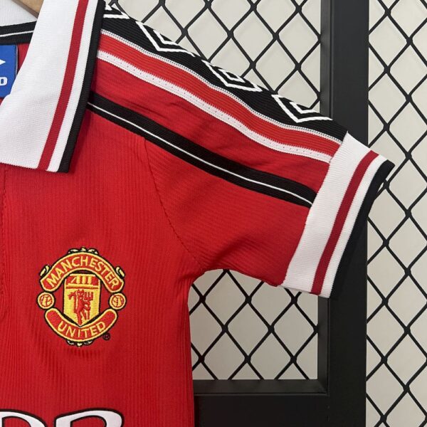 Manchester United 1998/99 Home Kids Retro Jersey And Shorts - Image 4