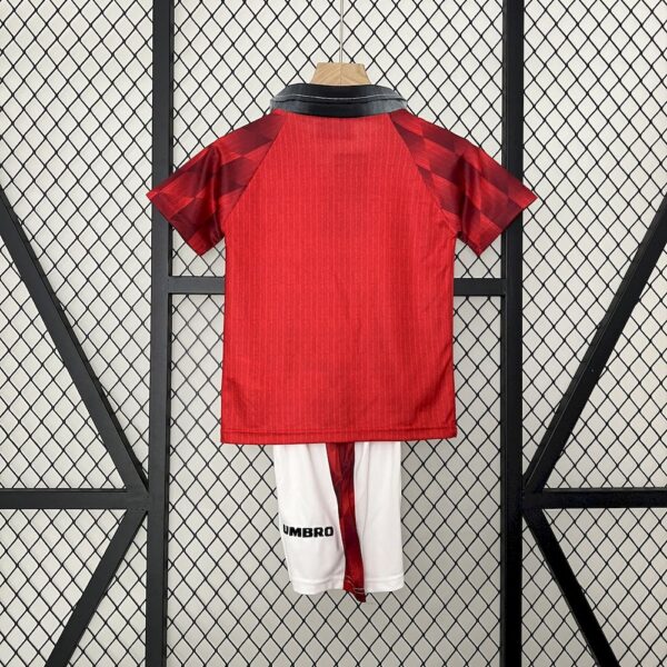 Manchester United 1996/97 Home Kids Retro Jersey And Shorts - Image 2