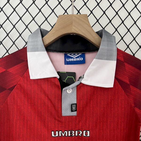 Manchester United 1996/97 Home Kids Retro Jersey And Shorts - Image 6