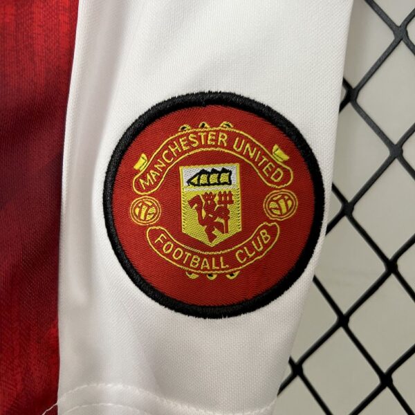 Manchester United 1996/97 Home Kids Retro Jersey And Shorts - Image 5