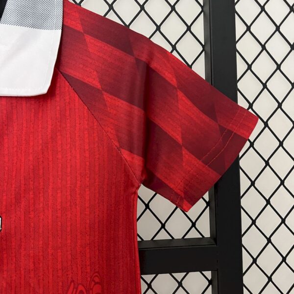 Manchester United 1996/97 Home Kids Retro Jersey And Shorts - Image 3