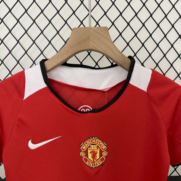 Manchester United 2004/06 Home Kids Retro Jersey And Shorts - Image 8