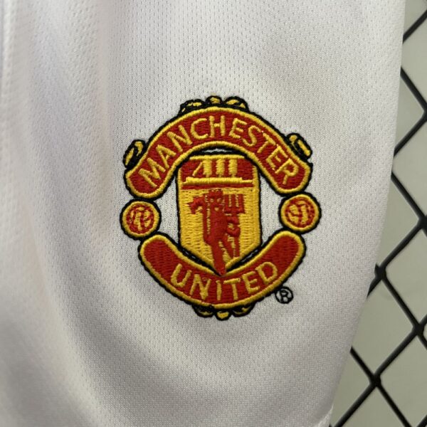 Manchester United 2004/06 Home Kids Retro Jersey And Shorts - Image 6