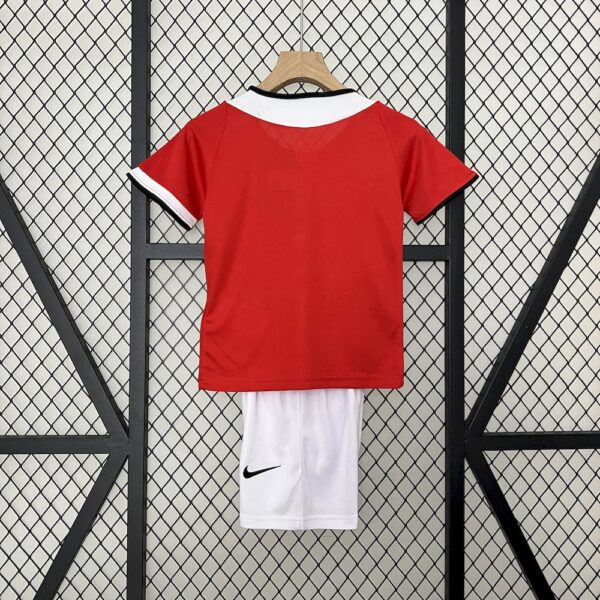 Manchester United 2004/06 Home Kids Retro Jersey And Shorts - Image 2
