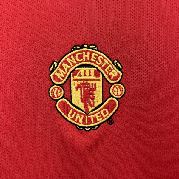 Manchester United 2004/06 Home Kids Retro Jersey And Shorts - Image 5