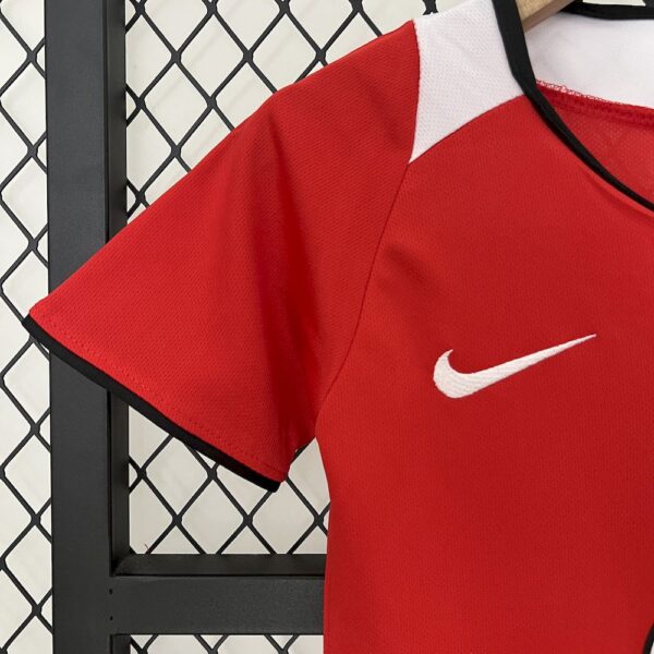 Manchester United 2004/06 Home Kids Retro Jersey And Shorts - Image 4