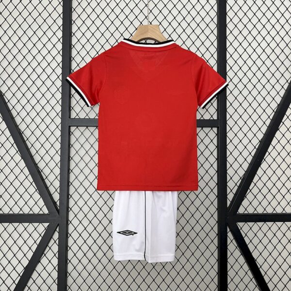 Manchester United 2000/02 Home Kids Retro Jersey And Shorts - Image 2