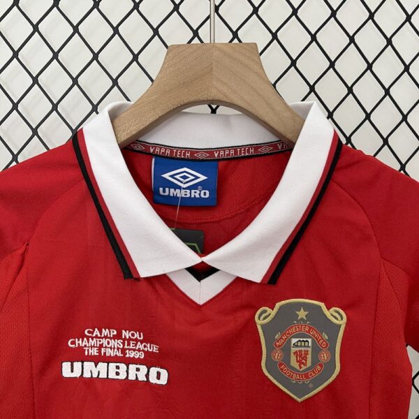 Manchester United 1999/00 Home Kids Retro Jersey And Shorts - Image 6
