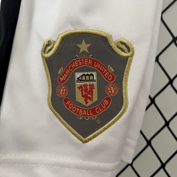 Manchester United 1999/00 Home Kids Retro Jersey And Shorts - Image 4