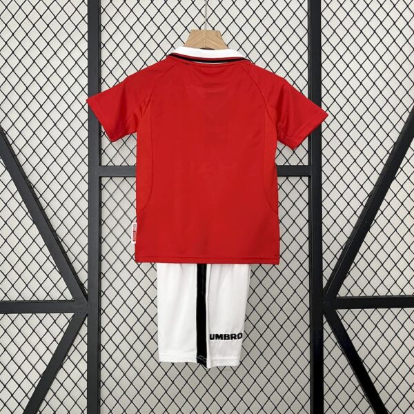 Manchester United 1999/00 Home Kids Retro Jersey And Shorts - Image 2