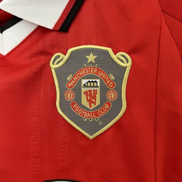 Manchester United 1999/00 Home Kids Retro Jersey And Shorts - Image 3