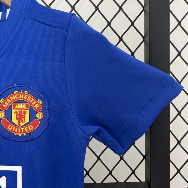 Manchester United 2008/09 Third Kids Retro Jersey And Shorts - Image 6