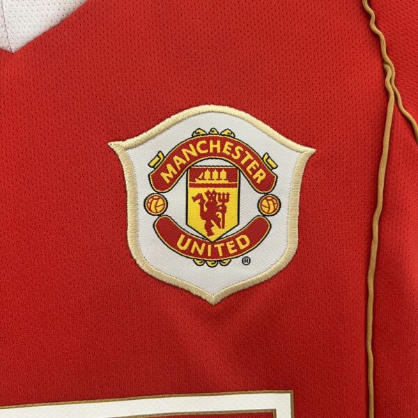Manchester United 2006/07 Home Kids Retro Jersey And Shorts - Image 7