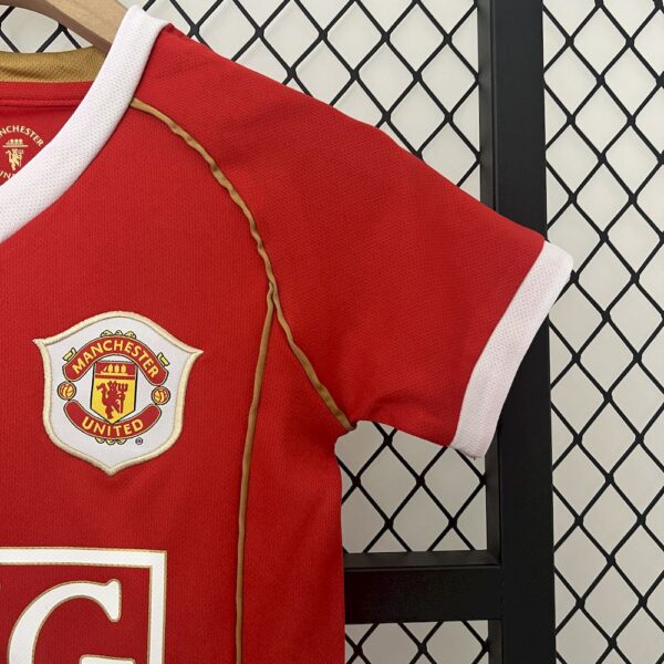 Manchester United 2006/07 Home Kids Retro Jersey And Shorts - Image 6