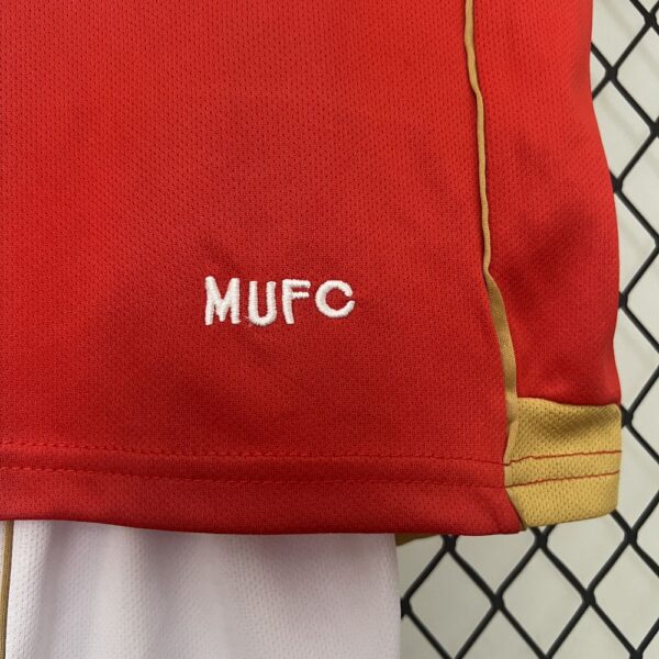 Manchester United 2006/07 Home Kids Retro Jersey And Shorts - Image 5