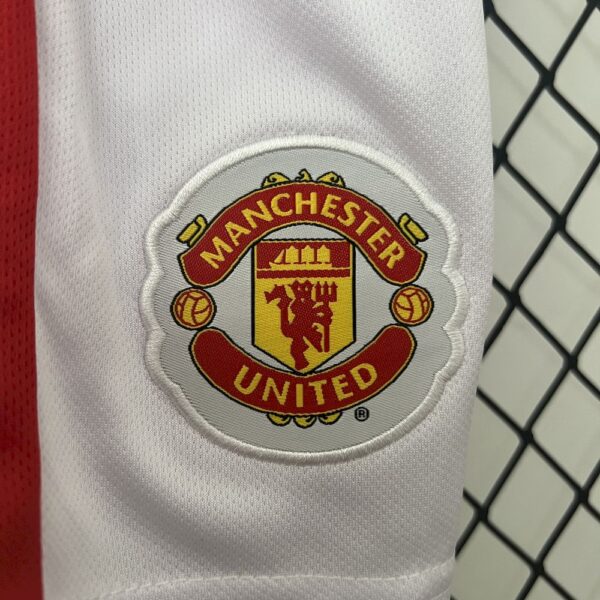Manchester United 2009/10 Home Kids Retro Jersey And Shorts - Image 6