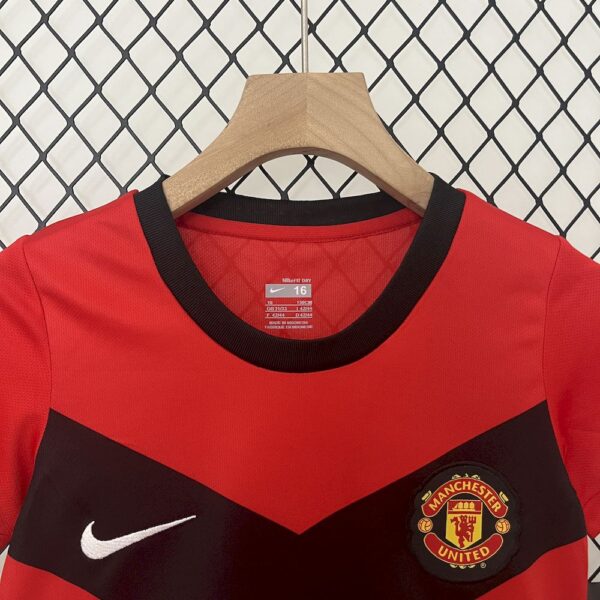 Manchester United 2009/10 Home Kids Retro Jersey And Shorts - Image 5