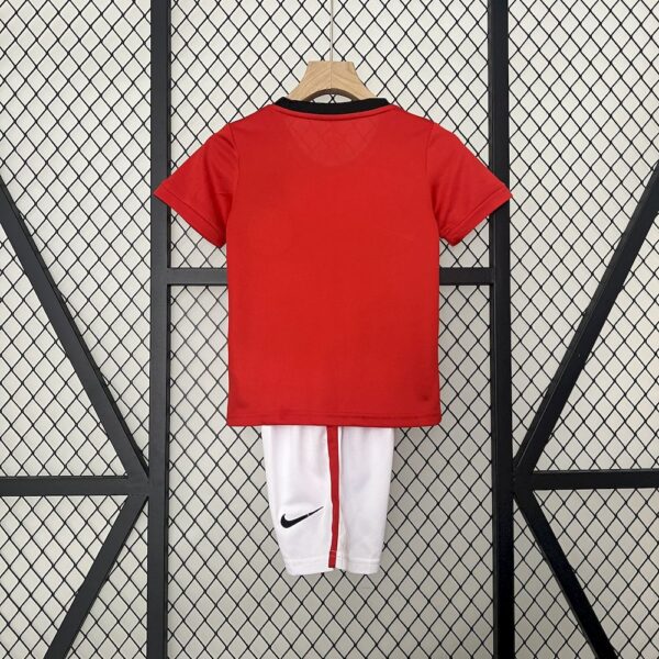 Manchester United 2009/10 Home Kids Retro Jersey And Shorts - Image 2