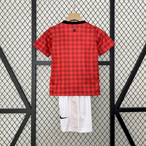 Manchester United 2012/13 Home Kids Retro Jersey And Shorts - Image 2