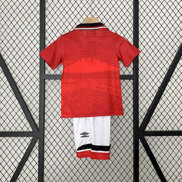 Manchester United 1994/96 Home Kids Retro Jersey And Shorts - Image 2