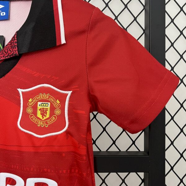 Manchester United 1994/96 Home Kids Retro Jersey And Shorts - Image 5