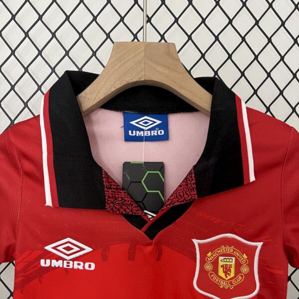 Manchester United 1994/96 Home Kids Retro Jersey And Shorts - Image 3